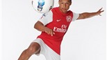 HLV Arsene Wenger vui mừng khi có Chamberlain